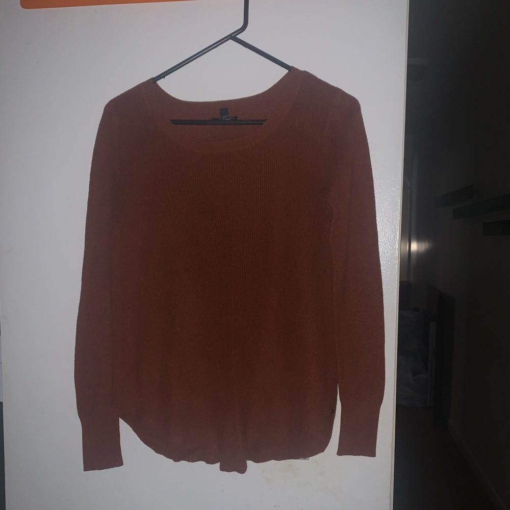 I’m selling a sweater shirt from American Eagle